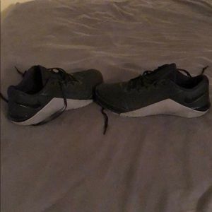 Men’s Nike Metcon 5 in gray & black. Size 10.5
